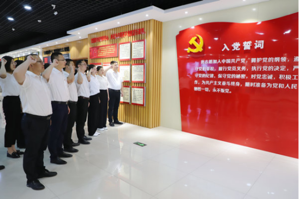 黨務深耕的“實干先鋒”—記集團2025年“優(yōu)秀黨務工作者”孟亭亭881 黨務深耕的“實干先鋒”—記集團2025年“優(yōu)秀黨務工作者”孟亭亭881