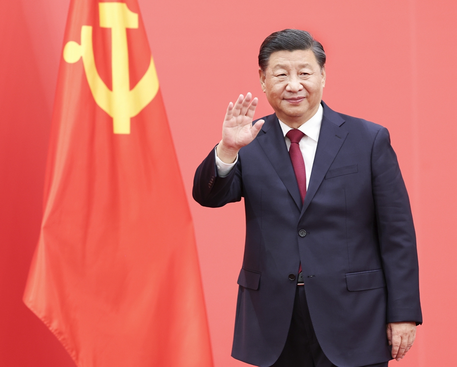 10月23日，剛剛在中國共產(chǎn)黨第二十屆中央委員會第一次全體會議上當(dāng)選的中共中央總書記習(xí)近平和中共中央政治局常委李強(qiáng)、趙樂際、王滬寧、蔡奇、丁薛祥、李希在北京人民大會堂同采訪中共二十大的中外記者親切見面。這是習(xí)近平向在場的中外記者揮手致意。