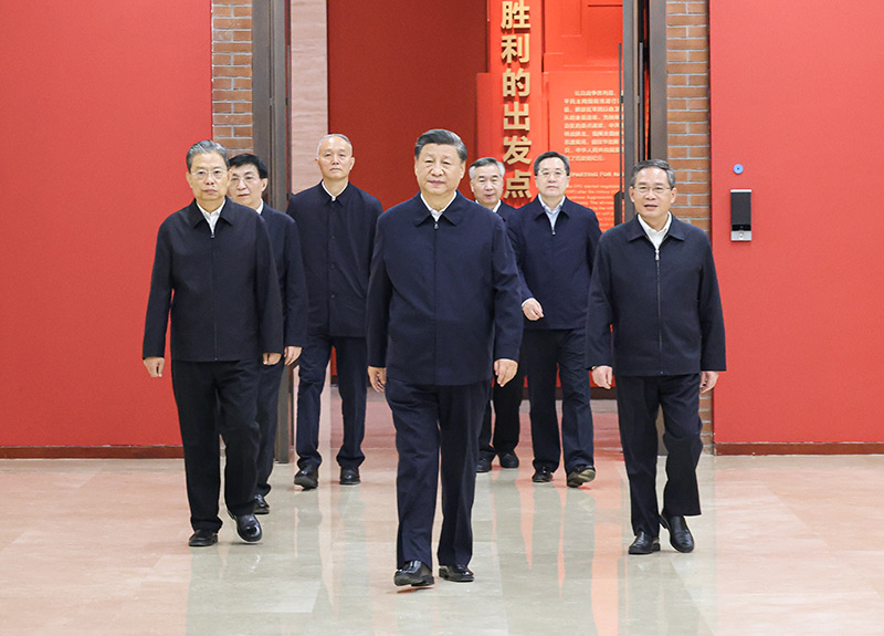 　　10月27日，中共中央總書記、國(guó)家主席、中央軍委主席習(xí)近平帶領(lǐng)中共中央政治局常委李強(qiáng)、趙樂際、王滬寧、蔡奇、丁薛祥、李希，瞻仰延安革命紀(jì)念地。這是習(xí)近平等在延安革命紀(jì)念館，參觀《偉大歷程——中共中央在延安十三年歷史陳列》。