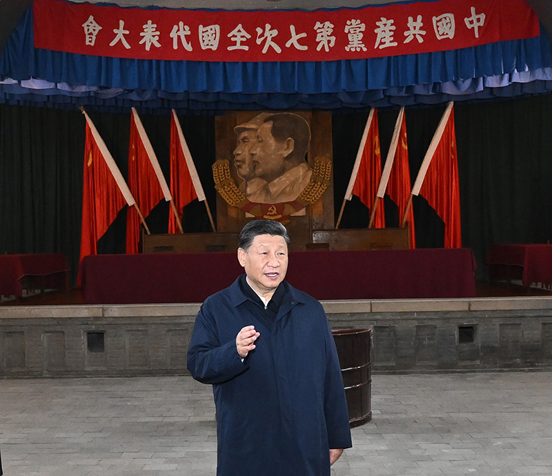 　　10月27日，中共中央總書記、國(guó)家主席、中央軍委主席習(xí)近平帶領(lǐng)中共中央政治局常委李強(qiáng)、趙樂際、王滬寧、蔡奇、丁薛祥、李希，瞻仰延安革命紀(jì)念地。這是習(xí)近平在楊家?guī)X瞻仰中共七大會(huì)址。