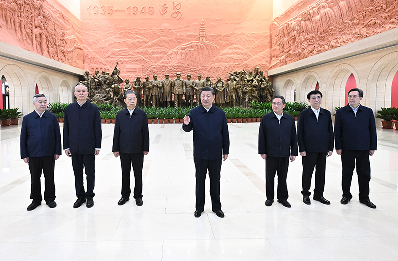 　　10月27日，中共中央總書記、國(guó)家主席、中央軍委主席習(xí)近平帶領(lǐng)中共中央政治局常委李強(qiáng)、趙樂際、王滬寧、蔡奇、丁薛祥、李希，瞻仰延安革命紀(jì)念地。這是習(xí)近平在延安革命紀(jì)念館參觀《偉大歷程——中共中央在延安十三年歷史陳列》結(jié)束時(shí)發(fā)表重要講話。