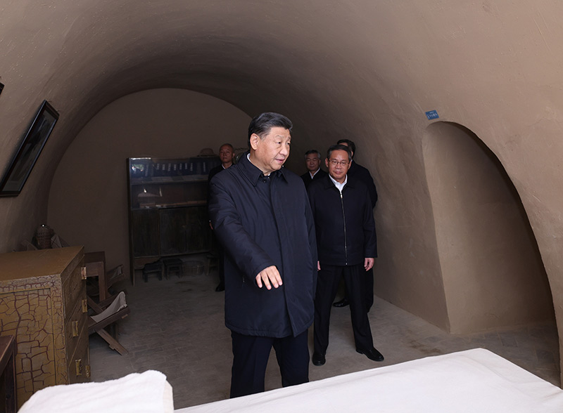 　　10月27日，中共中央總書記、國(guó)家主席、中央軍委主席習(xí)近平帶領(lǐng)中共中央政治局常委李強(qiáng)、趙樂際、王滬寧、蔡奇、丁薛祥、李希，瞻仰延安革命紀(jì)念地。這是習(xí)近平等在楊家?guī)X參觀毛澤東舊居。