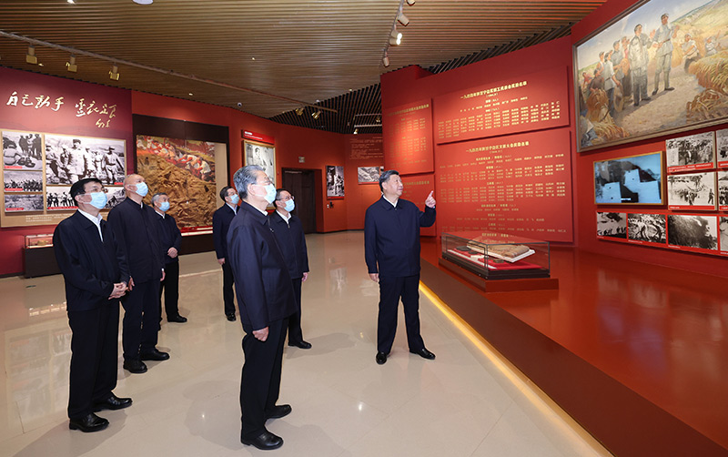 　　10月27日，中共中央總書記、國(guó)家主席、中央軍委主席習(xí)近平帶領(lǐng)中共中央政治局常委李強(qiáng)、趙樂際、王滬寧、蔡奇、丁薛祥、李希，瞻仰延安革命紀(jì)念地。這是習(xí)近平等在延安革命紀(jì)念館，參觀《偉大歷程——中共中央在延安十三年歷史陳列》。