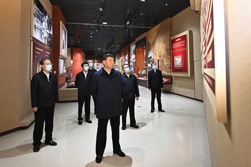 　　10月27日，中共中央總書記、國(guó)家主席、中央軍委主席習(xí)近平帶領(lǐng)中共中央政治局常委李強(qiáng)、趙樂際、王滬寧、蔡奇、丁薛祥、李希，瞻仰延安革命紀(jì)念地。這是習(xí)近平等在延安革命紀(jì)念館，參觀《偉大歷程——中共中央在延安十三年歷史陳列》。