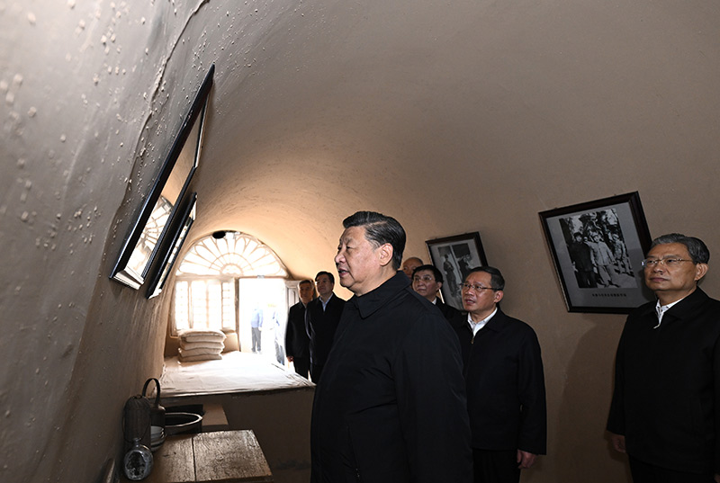 　　10月27日，中共中央總書記、國(guó)家主席、中央軍委主席習(xí)近平帶領(lǐng)中共中央政治局常委李強(qiáng)、趙樂際、王滬寧、蔡奇、丁薛祥、李希，瞻仰延安革命紀(jì)念地。這是習(xí)近平等在楊家?guī)X參觀朱德舊居。