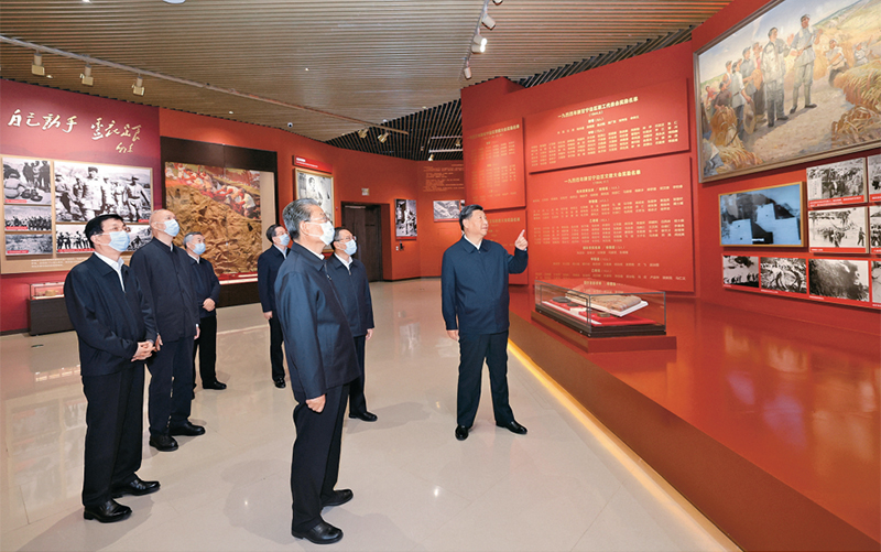 2022年10月27日，中共中央總書記、國家主席、中央軍委主席習(xí)近平帶領(lǐng)中共中央政治局常委李強(qiáng)、趙樂際、王滬寧、蔡奇、丁薛祥、李希，瞻仰延安革命紀(jì)念地。這是習(xí)近平等在延安革命紀(jì)念館，參觀《偉大歷程——中共中央在延安十三年歷史陳列》。 新華社記者 鞠鵬/攝